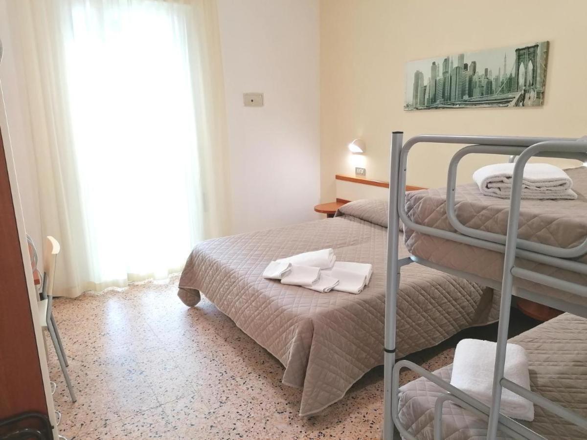 Hotel Arno Cesenatico Esterno foto