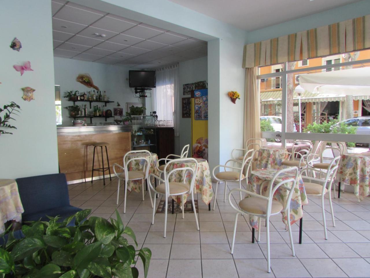Hotel Arno Cesenatico Esterno foto
