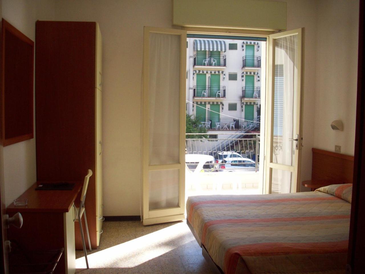Hotel Arno Cesenatico Esterno foto